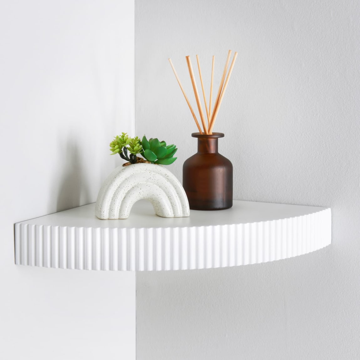 Home Collection Ribbed Corner Shelf